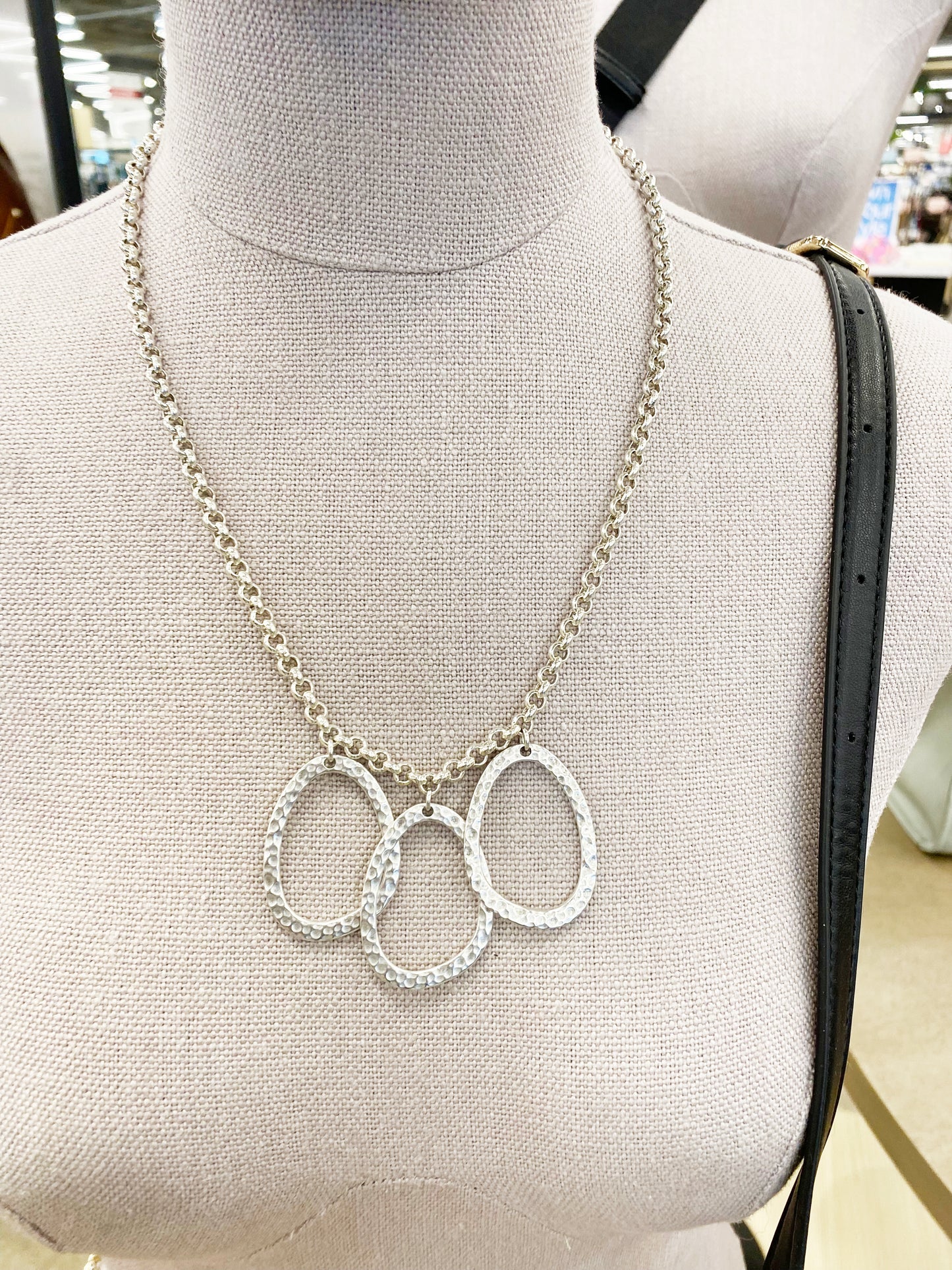 Trendy Viola Silver Necklace